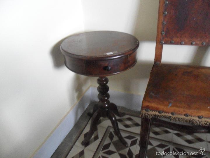Antig&uuml;edades: MESA AUXILIAR REDONDA CON CAJON - Foto 4