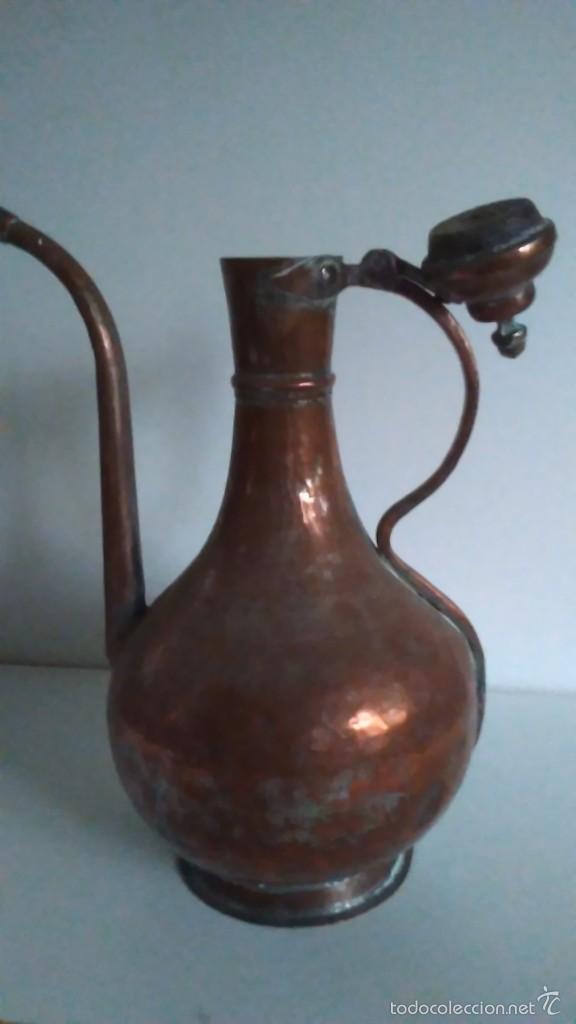 Antig&uuml;edades: Jarra / Aceitera antigua de cobre - Foto 3
