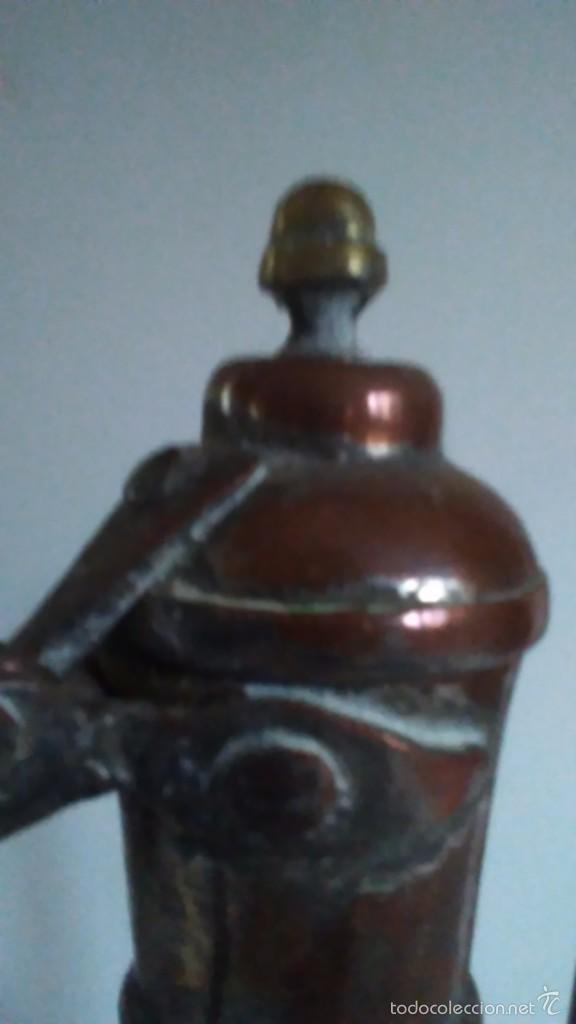 Antig&uuml;edades: Jarra / Aceitera antigua de cobre - Foto 5
