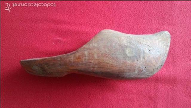 Antig&uuml;edades: ANTIGUO ZUECO DE MADERA - Foto 2