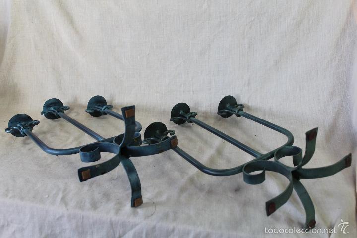 Antig&uuml;edades: pareja de candelabros en metal - Foto 3