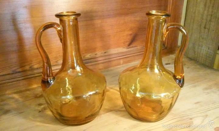Antig&uuml;edades: Dos preciosas botellas con asa. Cristal marr&oacute;n. 24 cms - Foto 1