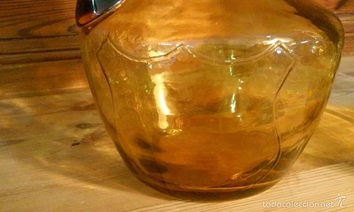 Antig&uuml;edades: Dos preciosas botellas con asa. Cristal marr&oacute;n. 24 cms - Foto 2