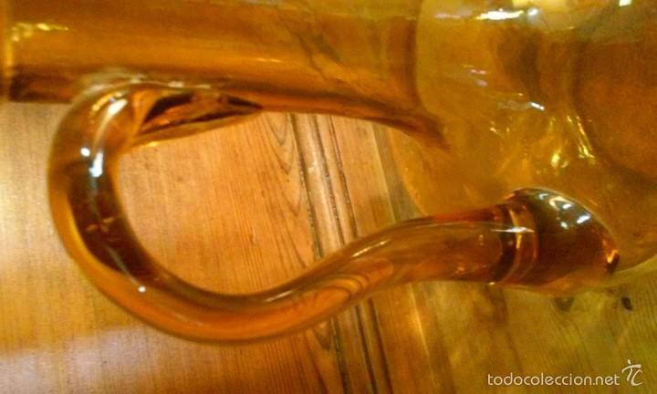 Antig&uuml;edades: Dos preciosas botellas con asa. Cristal marr&oacute;n. 24 cms - Foto 3