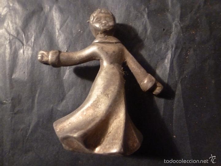 Antig&uuml;edades: ni&ntilde;a de metal decoracion - Foto 1
