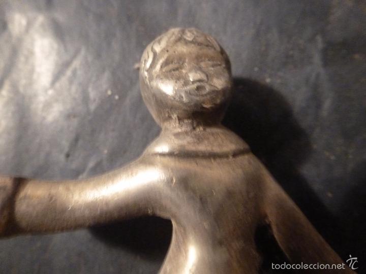 Antig&uuml;edades: ni&ntilde;a de metal decoracion - Foto 2