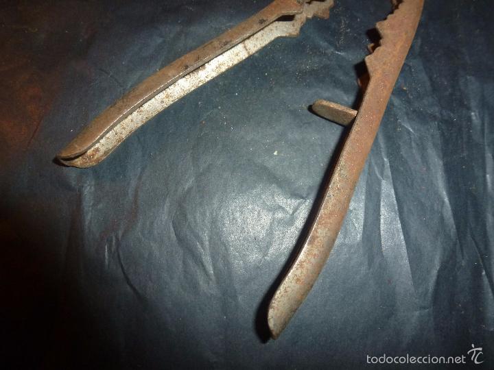 Antig&uuml;edades: cascanueces de metal - Foto 3
