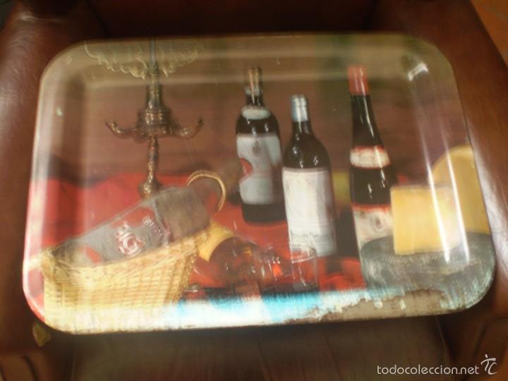 Antig&uuml;edades: BANDEJA DE HIERRO CON BOTELLAS DE VINO - Foto 1