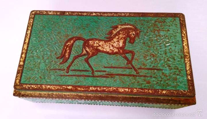 Oggetti Antichi: ANTIGUA CAJA MET&Aacute;LICA CON IMAGEN DE UN CABALLO - 20 X 21 CM - EN LA BASE GRABADO VICTORIA