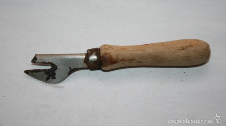 Antig&uuml;edades: ANTIGUO ABRELATAS BOJ EIBAR MANGO DE MADERA - Foto 1