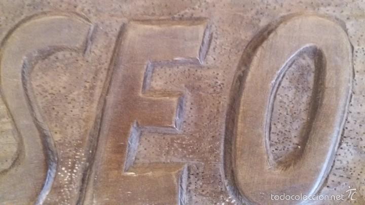 Antig&uuml;edades: LETRERO DE MADERA RUSTICO TALLADO A MANO - Foto 5