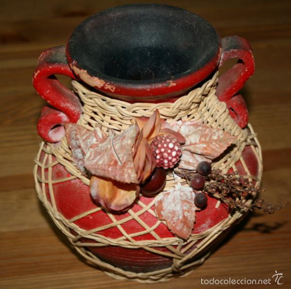Antiguidades: BONITO JARRON VINTAGE DE BARRO O CERAMICA FORRADO ARTESANALMENTE DE MIMBRE