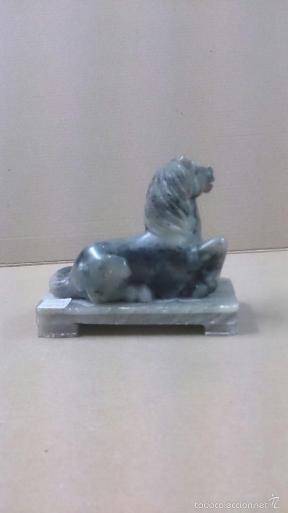 Antig&uuml;edades: Figura de caballo en piedra - Foto 2