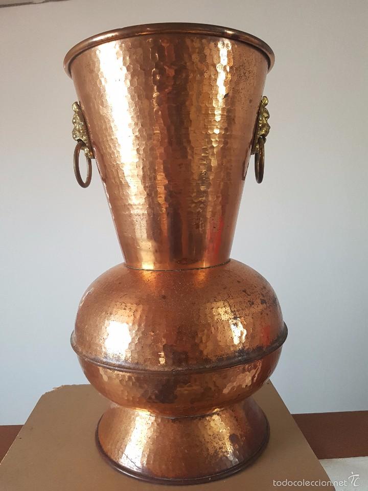 Antig&uuml;edades: PARAGUERO FORMA DE JARR&Oacute;N CON AZAS DE BRONCE CABEZA DE LEON