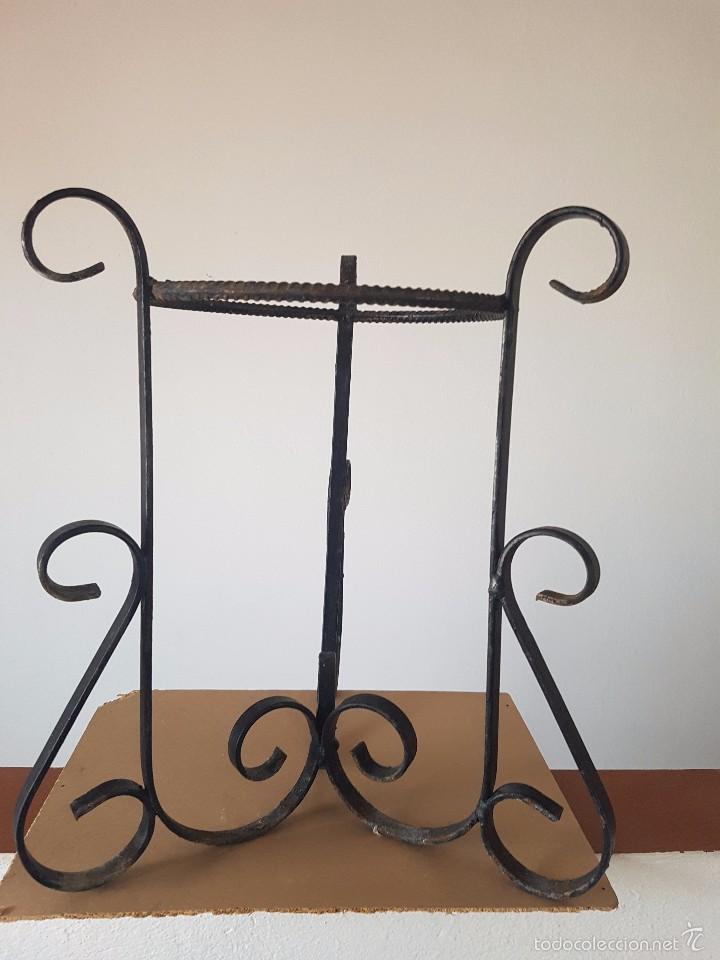 Antig&uuml;edades: MACETERO O PORTATIESTOS EN HIERRO. - Foto 1