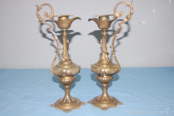 Antig&uuml;edades: PAREJA JARRONES CON RELIEVE  EN BRONCE DE 1900 - Foto 1