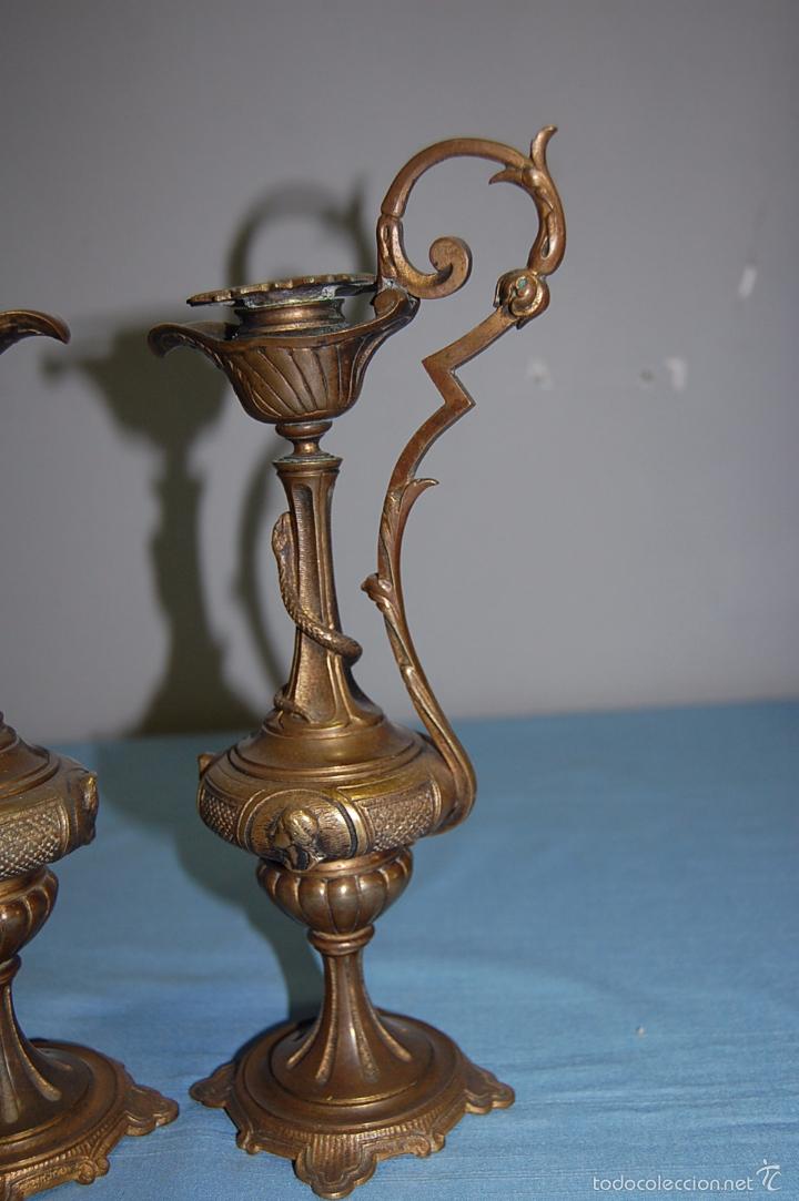 Antig&uuml;edades: PAREJA JARRONES CON RELIEVE  EN BRONCE DE 1900 - Foto 2