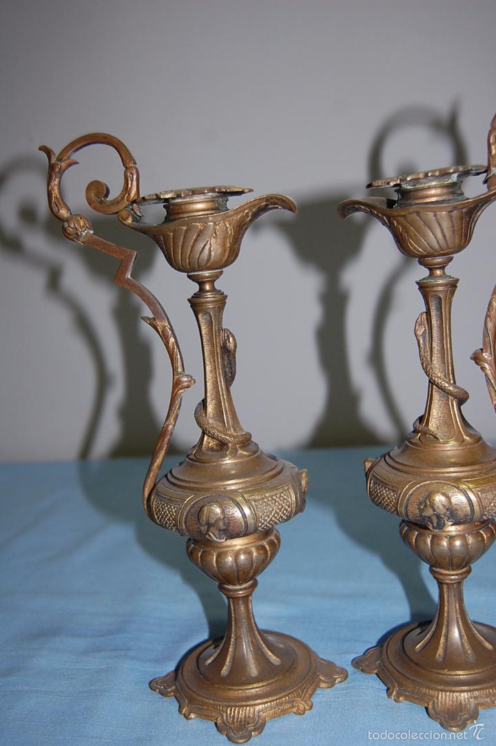 Antig&uuml;edades: PAREJA JARRONES CON RELIEVE  EN BRONCE DE 1900 - Foto 3