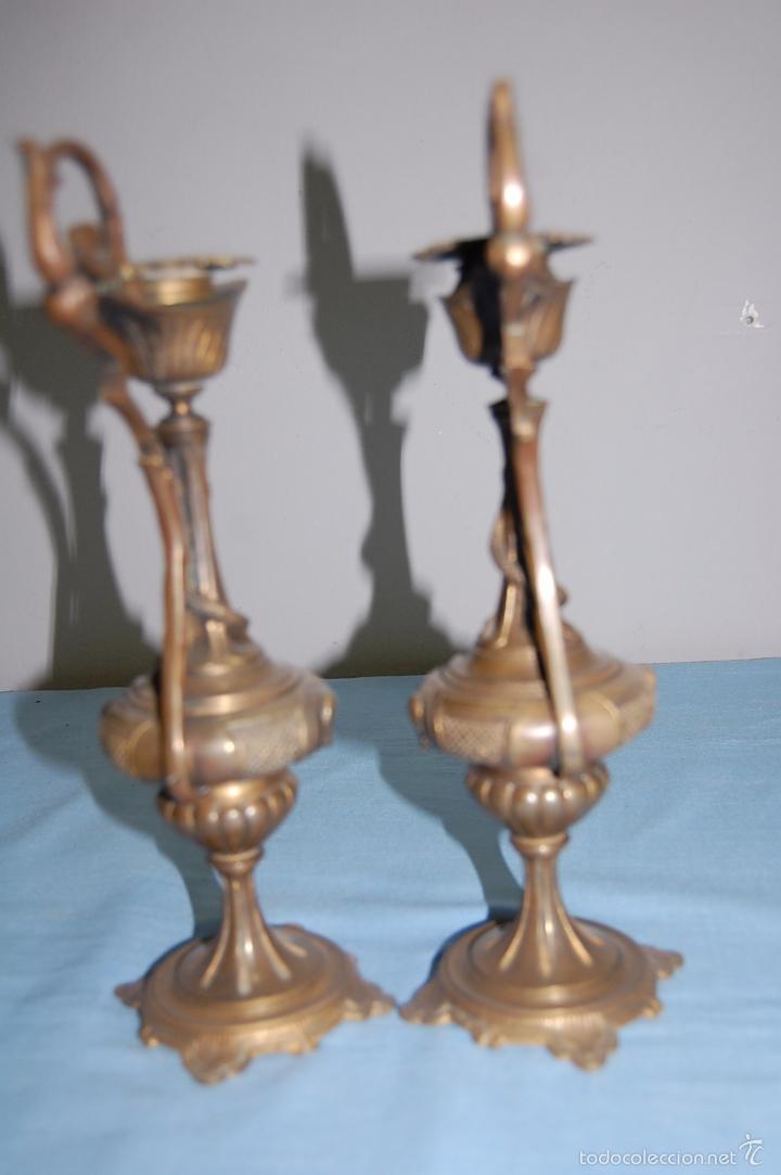 Antig&uuml;edades: PAREJA JARRONES CON RELIEVE  EN BRONCE DE 1900 - Foto 4