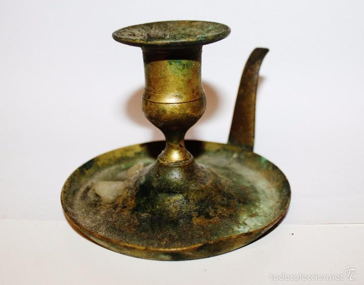 Antig&uuml;edades: Antiguo portavelas de bronce - Foto 1
