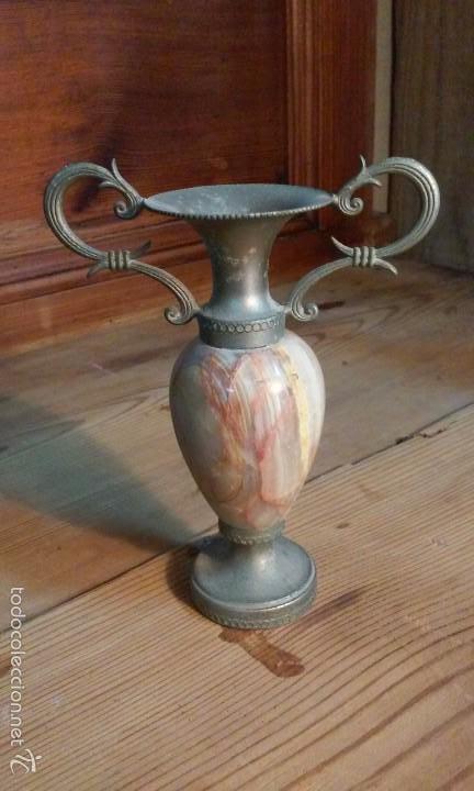Antig&uuml;edades: Peque&ntilde;o jarr&oacute;n de lat&oacute;n y marmol. 12 cms - Foto 1