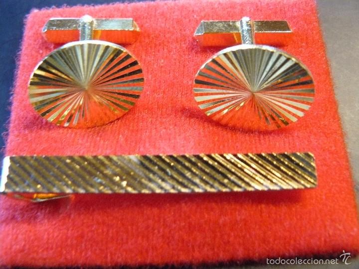 Antig&uuml;edades: 2 PARES DE GEMELOS Y AGUJA PARA CORBATA - Foto 1