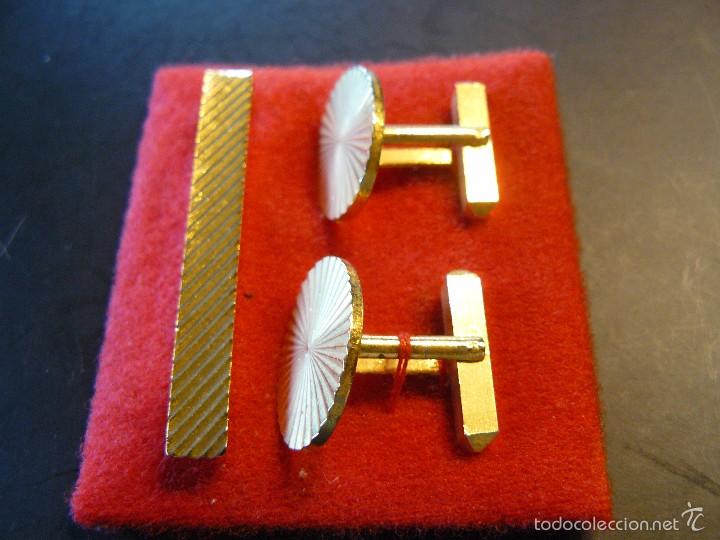 Antig&uuml;edades: 2 PARES DE GEMELOS Y AGUJA PARA CORBATA - Foto 2