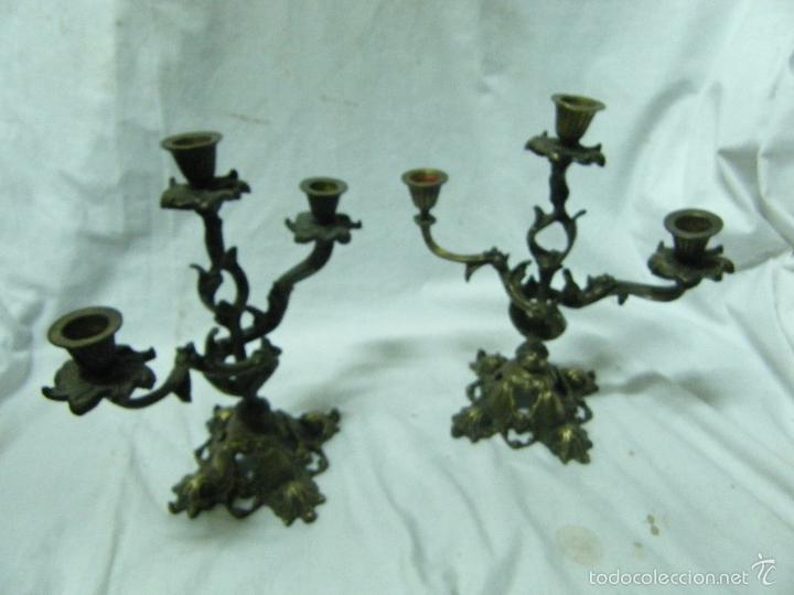 Antig&uuml;edades: PAREJA DE CANDELABROS ANTIGUOS, DE LATON