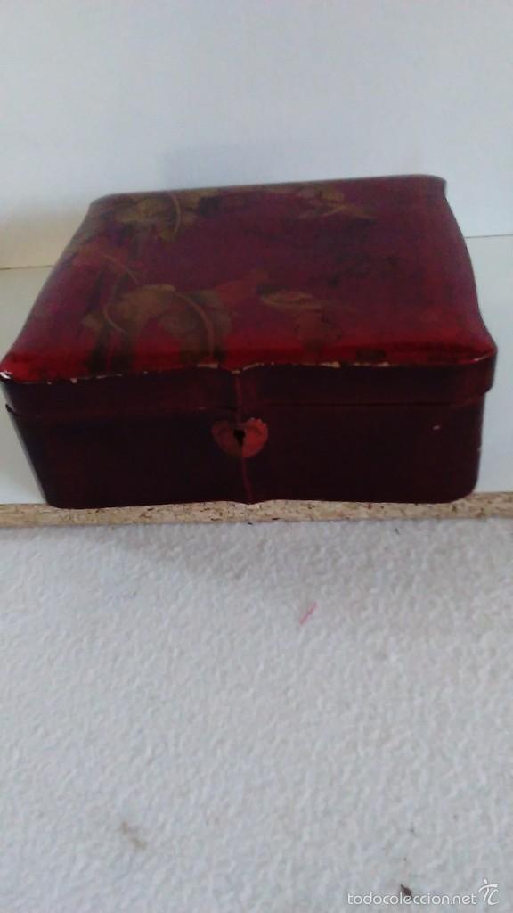 Antig&uuml;edades: Caja antigua de madera y laca - Foto 11