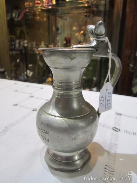 Oggetti Antichi: Antigua jarrita de esta&ntilde;o con inscripci&oacute;n. 11 cms. altura.