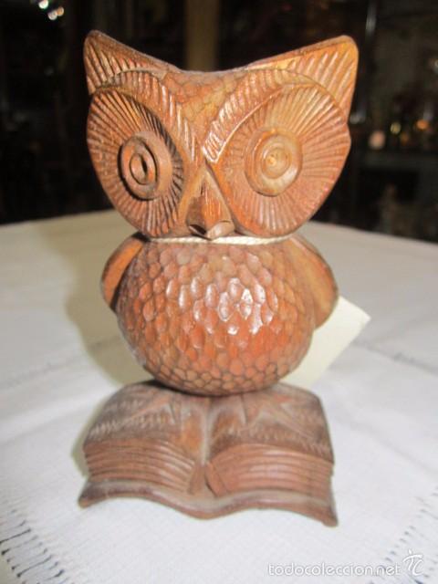 Antig&uuml;edades: B&uacute;ho de madera sobre libro. 11 cms. altura. - Foto 1