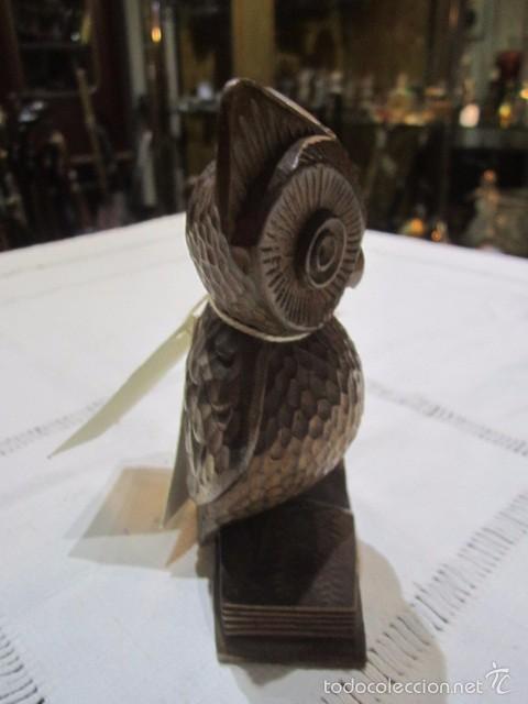 Antig&uuml;edades: B&uacute;ho de madera sobre libro. 11 cms. altura. - Foto 2