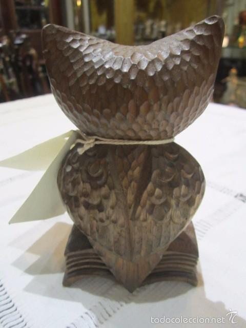 Antig&uuml;edades: B&uacute;ho de madera sobre libro. 11 cms. altura. - Foto 3