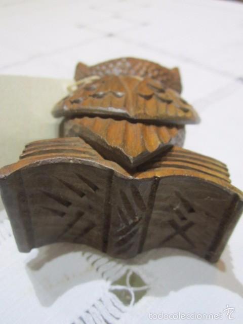 Antig&uuml;edades: B&uacute;ho de madera sobre libro. 11 cms. altura. - Foto 4