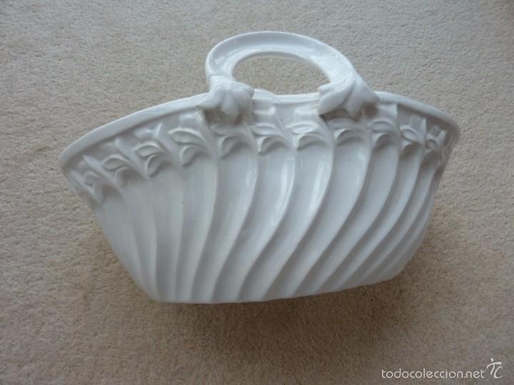 Antig&uuml;edades: CESTA DE PORCELANA. MANISES. - Foto 2