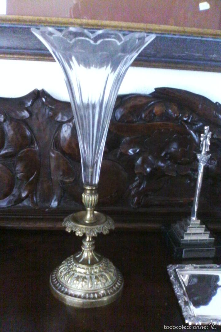 Antig&uuml;edades: antiguo violetero, centro de mesa pi&eacute; de bronce - Foto 2