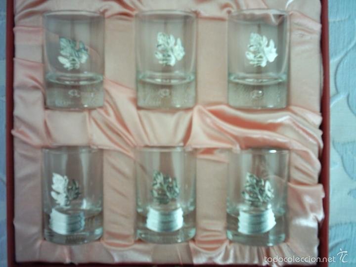 Antiguidades: JUEGO DE VASOS DECORADOS CON HOJAS SUPERPUESTAS EN PLATA DE 925 M. MARCA ARTECO. CON ESTUCHE.