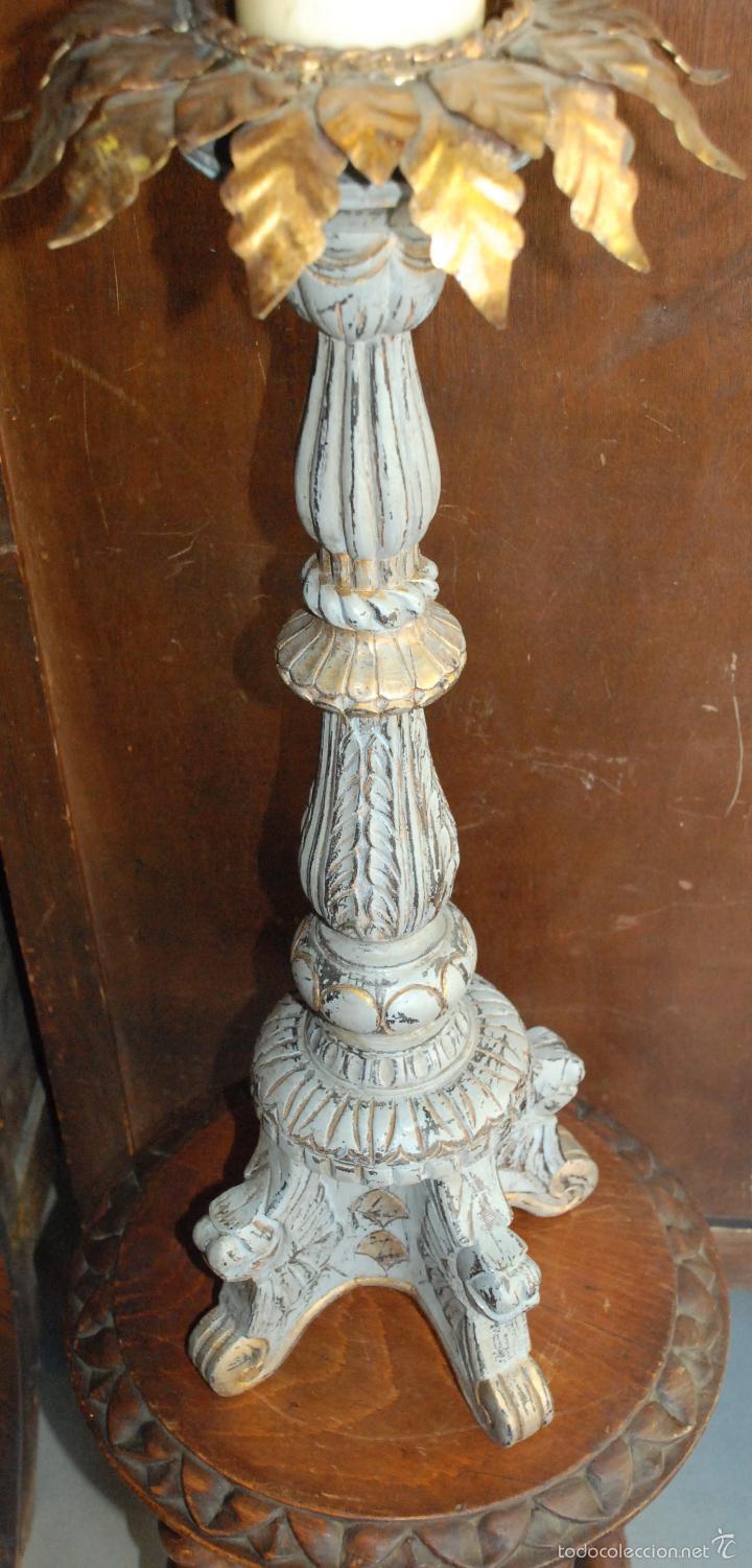 Antig&uuml;edades: MUY BONITO CANDELABRO DE MADERA DECAPADO EN GRIS - Foto 2