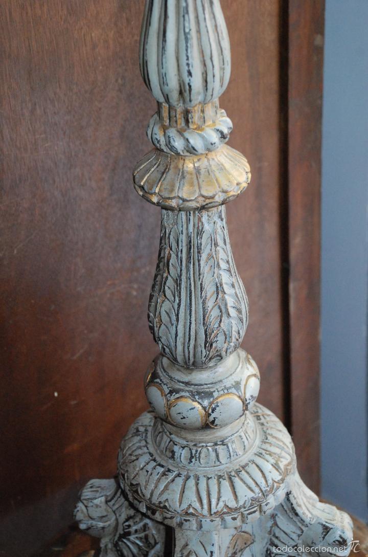 Antig&uuml;edades: MUY BONITO CANDELABRO DE MADERA DECAPADO EN GRIS - Foto 4