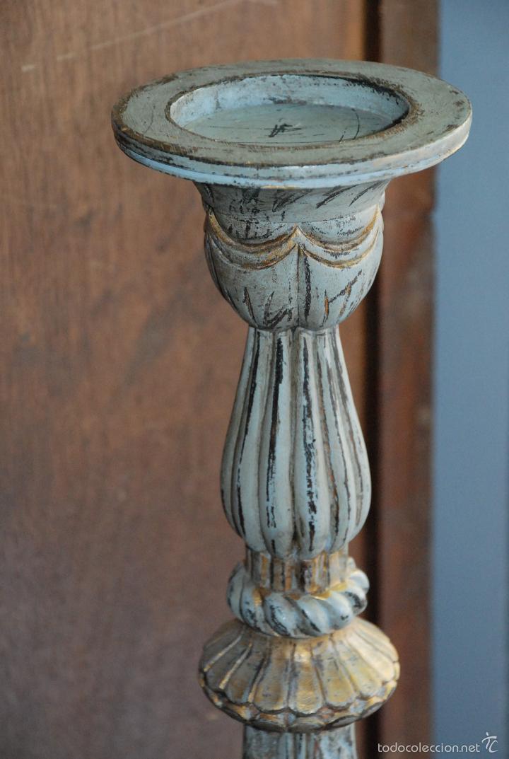 Antig&uuml;edades: MUY BONITO CANDELABRO DE MADERA DECAPADO EN GRIS - Foto 5