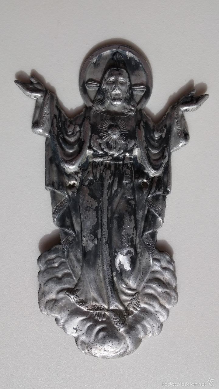 Antig&uuml;edades: Chapa de puerta en aluminio de 12 x 7,5 cms ,corazon de jesus - Foto 1