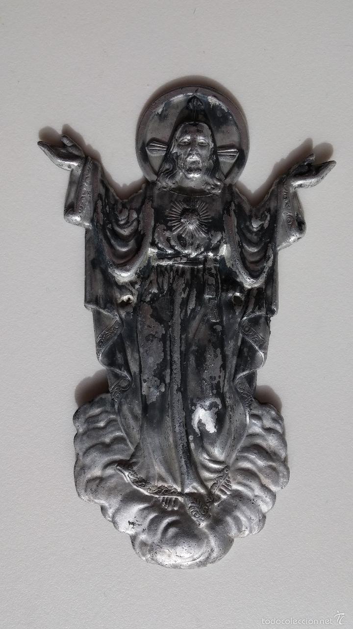 Antig&uuml;edades: Chapa de puerta en aluminio de 12 x 7,5 cms ,corazon de jesus - Foto 2