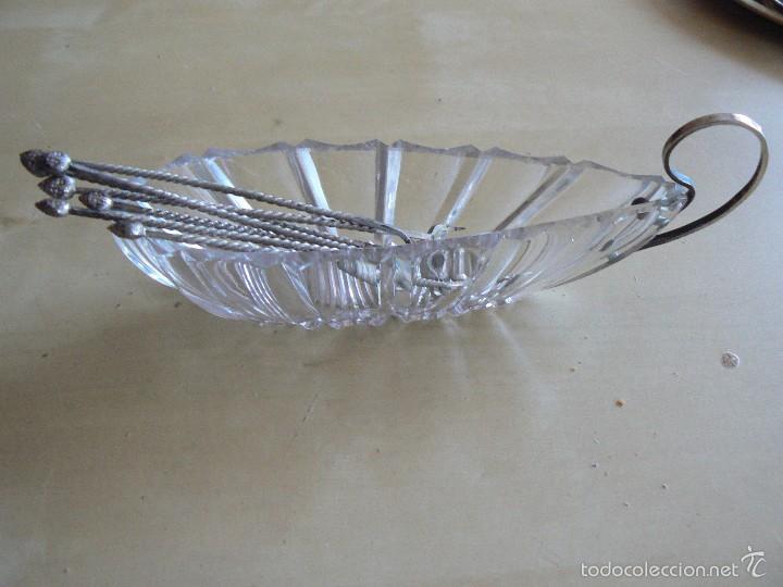 Antiguidades: palillos de plata en fuente de cristal