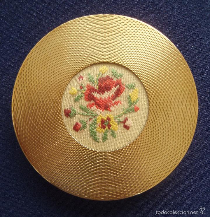 Antig&uuml;edades: POLVERA INGLESA CON ESPEJO INTERIOR. ADORNADA CON PETIT POINT. - Foto 1