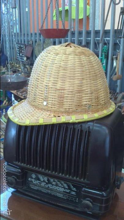 Antig&uuml;edades: salaco , gorro , casco - Foto 1