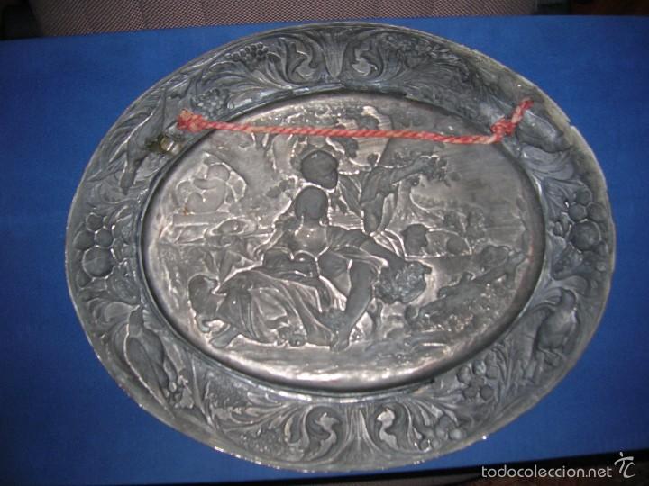 Antig&uuml;edades: A32) Bandeja labrada antigua plateada..43 cms. * 35 cms - Foto 2