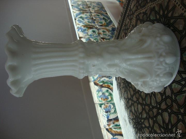 Antig&uuml;edades: Jarron de opalina siglo XIX - Foto 2