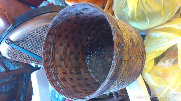 Antig&uuml;edades: bonito macetero de mimbre y ca&ntilde;a decorado - Foto 3