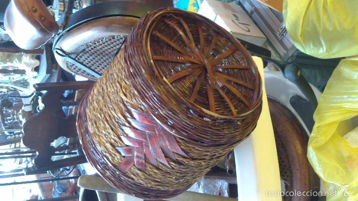 Antig&uuml;edades: bonito macetero de mimbre y ca&ntilde;a decorado - Foto 4