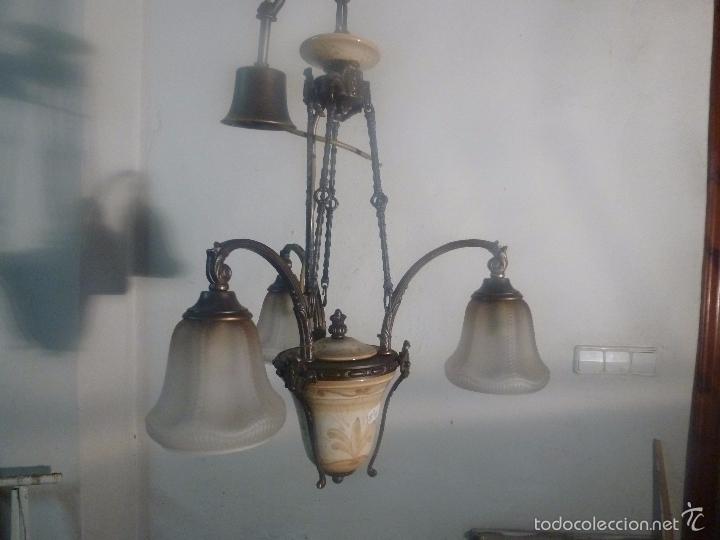 Antig&uuml;edades: lampara de bronce y tulipas - Foto 1